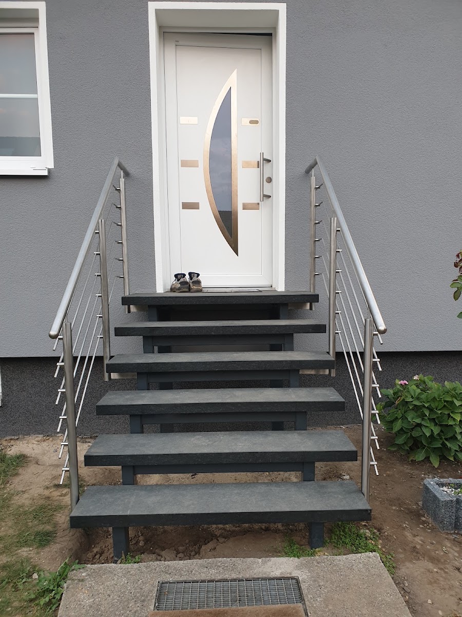 Von Glagow Malereibetrieb neu gebaute Außentreppe mit Edelstahlgeländer in Peine-Stederdorf
